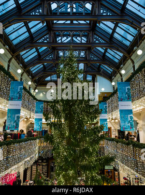 Princes Street, Edimburgo, Scozia, Regno Unito il 5 dicembre 2018. Jenners albero di Natale è un istituzione di Edimburgo. Il 40 piede albero di Natale riempie il centro della Grand Victorian balconied galleria per lo shopping Foto Stock