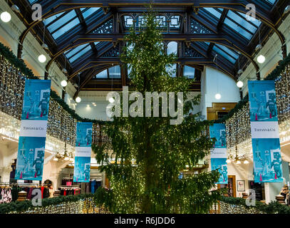 Princes Street, Edimburgo, Scozia, Regno Unito il 5 dicembre 2018. Jenners albero di Natale è un istituzione di Edimburgo. Il 40 piede albero di Natale riempie il centro della Grand Victorian balconied galleria per lo shopping Foto Stock