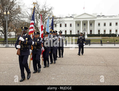 Washington, Distretto di Columbia, Stati Uniti d'America. 5 Dic, 2018. Un funebre portando la bandiera-drappeggiato scrigno di ex U.S. Il presidente George H.W. Bussola passa dalla Casa Bianca nel suo cammino verso la Cattedrale Nazionale di Washington per i funerali di stato di quarantunesima edizione del Presidente degli Stati Uniti in Washington, DC, 12-5-18. Credito: Martin H. Simon/CNP/ZUMA filo/Alamy Live News Credito: ZUMA Press, Inc./Alamy Live News Foto Stock