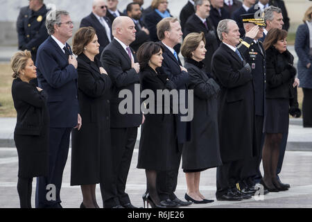 Washington, Distretto di Columbia, Stati Uniti d'America. 5 Dic, 2018. Membri della famiglia Bush guarda su come i resti del Presidente George H.W. Bush sono trasportati dall'U.S. Capitol alla Cattedrale Nazionale Mercoledì 5 dicembre, 2018. Credito: Sarah Silbiger/CNP/ZUMA filo/Alamy Live News Foto Stock