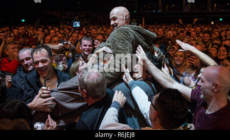 Glasgow, Scotland, Regno Unito. 5 dicembre, 2018. James in concerto a SSE idro, Glasgow REGNO UNITO. Credito: Stuart Westwood/Alamy Live News Foto Stock