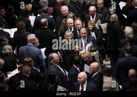 Washington, Distretto di Columbia, Stati Uniti d'America. 5 Dic, 2018. Ex Vicepresidente Dan Quayle, con l'ex direttore della CIA Robert Gates con l' ex Direttore della CIA William Webster, ex consigliere per la Sicurezza Nazionale Condoleezza Rice a piedi fuori dietro vi scrigno di ex presidente George Herbert Walker Bush in giù il centro isola in seguito ad una cerimonia commemorativa presso la Cattedrale Nazionale di Washington, Mercoledì, Dicembre 5, 2018. Credito: ZUMA Press, Inc./Alamy Live News Foto Stock