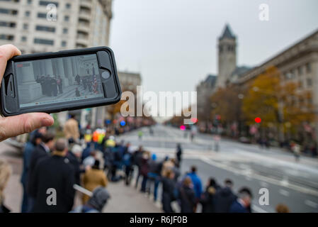 Maryland, Stati Uniti d'America. 5 Dic, 2018. Dicembre 5, 2018, Washington, Stati Uniti - Un feed dal vivo del Presidente George H.W. Boccola di lasciare la capitale statunitense è visualizzato su un telefono lungo la processione itinerario dall'U.S. Il capitale per la Cattedrale Nazionale su Pennsylvania Avenue NW. Credito: Michael Jordan/ZUMA filo/Alamy Live News Foto Stock