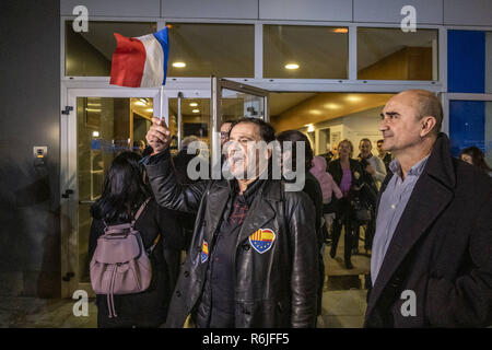 Barcellona, in Catalogna, Spagna. 5 Dic, 2018. Un assistente è visto che mostra una bandiera francese alla fine dell'atto.Nell Auditorium del Conservatorio del Liceu di Barcellona, Alberto Rivera, Inés Arrimadas e Manuel Valls ha partecipato a un evento per celebrare il quarantesimo anniversario della Costituzione spagnola. Un gruppo di studenti del Conservatorio ha organizzato una manifestazione di protesta contro di essa all'ingresso e di uscita dell'atto. Credito: Paco Freire SOPA/images/ZUMA filo/Alamy Live News Foto Stock