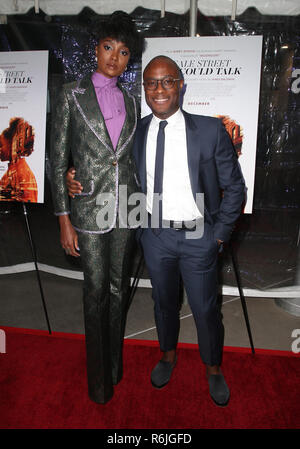 Los Angeles, California, USA. 4° dic, 2018. Kiki Layne, Barry Jenkins durante gli arrivi per una speciale proiezione di " Se Beale Street potrebbe parlare' a ArcLight Hollywood. Credito: Faye Sadou/ZUMA filo/Alamy Live News Foto Stock