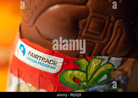 Stuttgart, Germania. 04 Dic, 2018. Un logo Fairtrade è scritto sulla confezione di cioccolato Babbo Natale. (A dpa 'SOSTENIBILE equivale a giusto ? Tedeschi mangiare cioccolato per una buona coscienza") Credito: Sebastian Gollnow/dpa/Alamy Live News Foto Stock