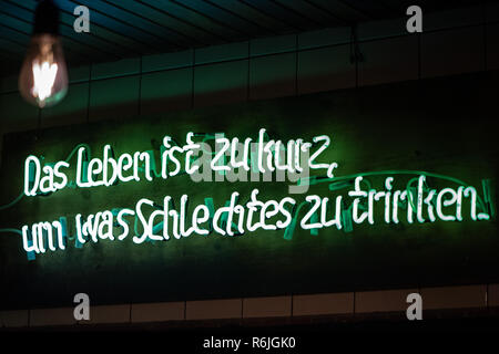 Kassel, Germania. 22 Novembre, 2018. "La vita è troppo breve per bere qualcosa di male' è scritto in un cartello al neon all'uscita della birreria Steckenpferd. (A dpa 'successful nella nicchia - la birra artigianale da produttori di birra di affermarsi sul mercato" del 06.12.2018) Credito: Swen Pförtner/dpa/Alamy Live News Foto Stock