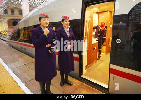 Qingdao, Qingdao, Cina. 6 dicembre, 2018. Qingdao, CINA-Cina la nuova generazione di treno veloce, ''Fuxing, '' è messo in funzione a Qingdao, est ChinaÃ¢â'¬â"¢s Provincia di Shandong. Credito: SIPA Asia/ZUMA filo/Alamy Live News Foto Stock