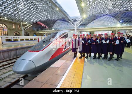 Qingdao, Qingdao, Cina. 6 dicembre, 2018. Qingdao, CINA-Cina la nuova generazione di treno veloce, ''Fuxing, '' è messo in funzione a Qingdao, est ChinaÃ¢â'¬â"¢s Provincia di Shandong. Credito: SIPA Asia/ZUMA filo/Alamy Live News Foto Stock