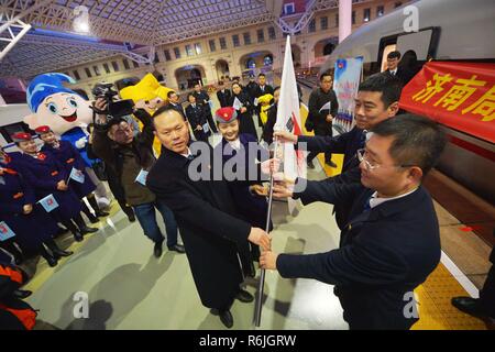 Qingdao, Qingdao, Cina. 6 dicembre, 2018. Qingdao, CINA-Cina la nuova generazione di treno veloce, ''Fuxing, '' è messo in funzione a Qingdao, est ChinaÃ¢â'¬â"¢s Provincia di Shandong. Credito: SIPA Asia/ZUMA filo/Alamy Live News Foto Stock