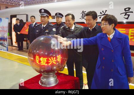 Qingdao, Qingdao, Cina. 6 dicembre, 2018. Qingdao, CINA-Cina la nuova generazione di treno veloce, ''Fuxing, '' è messo in funzione a Qingdao, est ChinaÃ¢â'¬â"¢s Provincia di Shandong. Credito: SIPA Asia/ZUMA filo/Alamy Live News Foto Stock