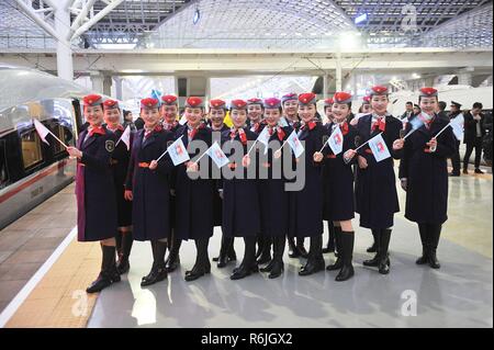 Qingdao, Qingdao, Cina. 6 dicembre, 2018. Qingdao, CINA-Cina la nuova generazione di treno veloce, ''Fuxing, '' è messo in funzione a Qingdao, est ChinaÃ¢â'¬â"¢s Provincia di Shandong. Credito: SIPA Asia/ZUMA filo/Alamy Live News Foto Stock