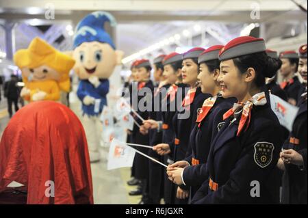 Qingdao, Qingdao, Cina. 6 dicembre, 2018. Qingdao, CINA-Cina la nuova generazione di treno veloce, ''Fuxing, '' è messo in funzione a Qingdao, est ChinaÃ¢â'¬â"¢s Provincia di Shandong. Credito: SIPA Asia/ZUMA filo/Alamy Live News Foto Stock