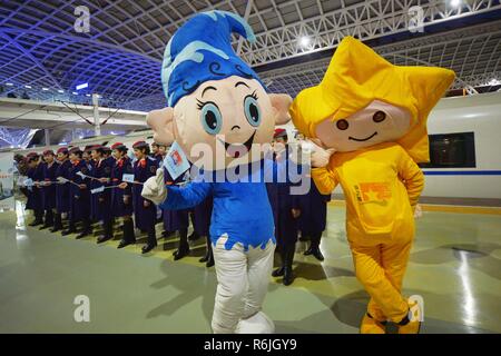 Qingdao, Qingdao, Cina. 6 dicembre, 2018. Qingdao, CINA-Cina la nuova generazione di treno veloce, ''Fuxing, '' è messo in funzione a Qingdao, est ChinaÃ¢â'¬â"¢s Provincia di Shandong. Credito: SIPA Asia/ZUMA filo/Alamy Live News Foto Stock