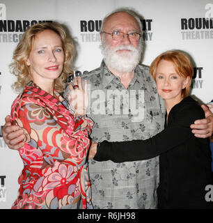 ***FILE FOTO*** PHILIP BOSCH HA PASEED lontano Philip Bosco, Laila Robins, Swoosie Kurtz frequentando il premere incontrare e salutare con il cast della Rotonda Theatre Company produzione di HEARTBREAK House di New York City. Agosto 23, 2006 Crediti: Walter McBride/MediaPunch Foto Stock