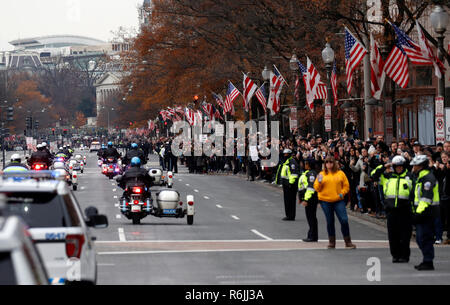 Linea di folle in Pennsylvania Ave. come per il giro della Papamobile con la bandiera-drappeggiato scrigno di ex presidente George H.W. Bush è pilotato dal Campidoglio dalla Casa Bianca e su per i funerali di Stato presso la National Cathedral, Mercoledì, Dicembre 5, 2018 a Washington. Credito: Alex Brandon / Pool via CNP | Utilizzo di tutto il mondo Foto Stock