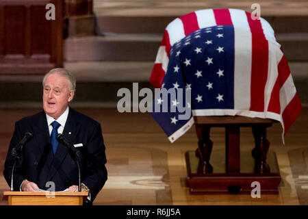 Ex il primo ministro canadese Brian Mulroney parla durante i funerali di Stato dell ex Presidente George H.W. Bush alla Cattedrale Nazionale, Mercoledì, Dicembre 5, 2018 a Washington. Credito: Andrew Harnik / Pool via CNP | Utilizzo di tutto il mondo Foto Stock