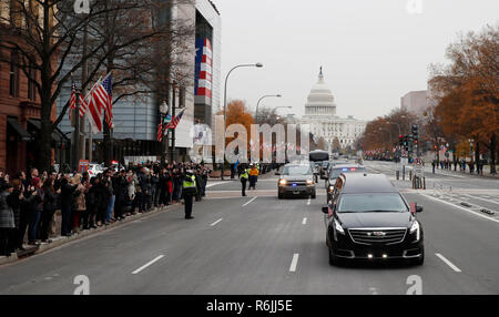 Linea di persone in Pennsylvania Ave. come il funebre passa da portando la bandiera-drappeggiato scrigno di ex presidente George H.W. Bush come si allontana dal Capitol voce ai funerali di Stato presso la National Cathedral, Mercoledì, Dicembre 5, 2018 a Washington. Credito: Alex Brandon / Pool via CNP | Utilizzo di tutto il mondo Foto Stock