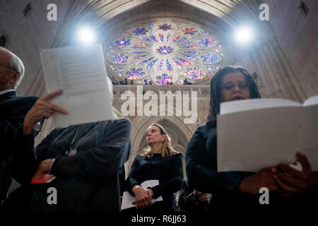 I membri del pubblico a cantare insieme con una canzone durante i funerali di Stato dell ex Presidente George H.W. Bush alla Cattedrale Nazionale, Mercoledì, Dicembre 5, 2018 a Washington. Credito: Andrew Harnik / Pool via CNP | Utilizzo di tutto il mondo Foto Stock