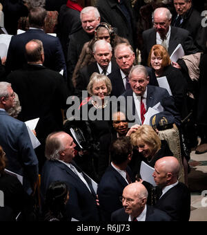 Ex Vicepresidente Dan Quayle, con l'ex direttore della CIA Robert Gates con l' ex Direttore della CIA William Webster, ex consigliere per la Sicurezza Nazionale Condoleezza Rice a piedi fuori dietro vi scrigno di ex presidente George Herbert Walker Bush in giù il centro isola in seguito ad una cerimonia commemorativa presso la Cattedrale Nazionale di Washington, Mercoledì, Dicembre. 5, 2018. Credito: Doug Mills / Pool via CNP | Utilizzo di tutto il mondo Foto Stock