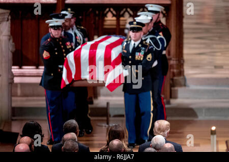 Membri della Guardia d'onore portare la bandiera-drappeggiato scrigno di ex presidente George H.W. Bush durante il suo funerale di stato presso la National Cathedral, Mercoledì, Dicembre 5, 2018 a Washington. Credito: Andrew Harnik / Pool via CNP | Utilizzo di tutto il mondo Foto Stock