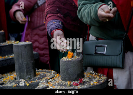 Kathmandu, Nepal. 6 Dic 2018. Devoti nepalese a piedi presso i locali del tempio di Pashupatinath offrendo i semi in memoria dei defunti familiari nel corso Bala Chaturdashi festival. Bala Chaturdashi è celebrata in memoria dei defunti familiari mediante illuminazione Lampade a olio e dispersione di sette tipi di semi noto come 'SATSIJ' lungo un itinerario prestabilito. Credito: SOPA Immagini limitata/Alamy Live News Foto Stock