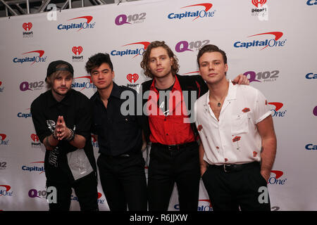 Philadelphia, Stati Uniti d'America. 05 Dic, 2018. 5 secondi di estate da L a R Michael Clifford, Calum cofano, Luca Hemmings e Ashton Irwin sul tappeto rosso al Q102's Jingle Ball di Philadelphia, PA 5 dicembre 2018 Credito: la foto di accesso/Alamy Live News Foto Stock