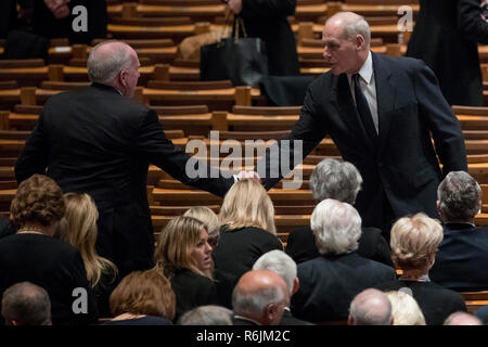 Ex Direttore della CIA John Brennan, sinistra stringe la mano con il presidente Donald Trump's capo del personale John Kelly, a destra prima di un funerale di stato per ex Presidente George H.W. Bush alla Cattedrale Nazionale, Mercoledì, Dicembre 5, 2018 a Washington. Credito: Andrew Harnik / Pool via CNP / MediaPunch Foto Stock