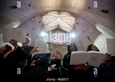 I membri del pubblico a cantare insieme con una canzone durante i funerali di Stato dell ex Presidente George H.W. Bush alla Cattedrale Nazionale, Mercoledì, Dicembre 5, 2018 a Washington. Credito: Andrew Harnik / Pool via CNP / MediaPunch Foto Stock