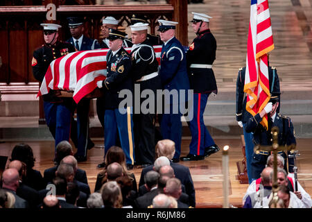 Membri della Guardia d'onore portare la bandiera-drappeggiato scrigno di ex presidente George H.W. Bush durante il suo funerale di stato presso la National Cathedral, Mercoledì, Dicembre 5, 2018 a Washington. Credito: Andrew Harnik/Piscina via CNP/MediaPunch Foto Stock