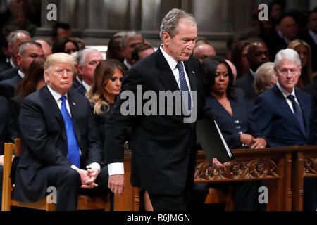 L ex Presidente George W Bush passeggiate passato presidente Donald Trump, first lady Melania Trump, Michelle Obama ed ex Presidente Bill Clinton per dare un elogio per il suo padre, ex Presidente George H.W. Bush durante i funerali di Stato presso la National Cathedral, Mercoledì, Dicembre 5, 2018 a Washington. Credito: Alex Brandon/Piscina via CNP/MediaPunch Foto Stock