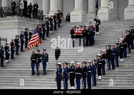 Bandiera-drappeggiato scrigno di ex presidente George H.W. Bush è portato da un misto servizi militari di guardia d'onore dall'U.S. Capitol, Mercoledì, Dicembre 5, 2018 a Washington. Credito: Alex Brandon/Piscina via CNP/MediaPunch Foto Stock