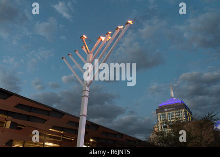 Johannesburg, Sud Africa, 5 dicembre, 2018. La comunità ebraica ha acceso una super-dimensionato Menorah per Hanukkah a Sandton City, mercoledì sera. Chabad House-Johannesburg accesa la quarta candela del 7-m-tall Menorah, che simboleggiano il quarto giorno di Hanukkah, o la festa delle luci (dicendo che è il più alto Menorah in Africa). Hanukkah è celebrato 2-10 di dicembre. Eva-Lotta Jansson/Alamy Live News Foto Stock