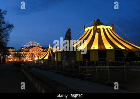 03 dicembre 2018, Assia, Kassel: la ruota panoramica Ferris si accende la favola di Natale al mercato il blu ora. Sulla destra le tende del Circus Flic Flac su Friedrichsplatz. La statua di Landgrave Friedrich II si erge tra. Foto: Uwe Zucchi/dpa Foto Stock