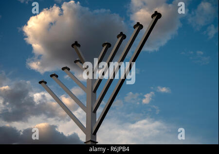 Johannesburg, Sud Africa, 5 dicembre, 2018. La comunità ebraica accesa questo super-dimensionato Menorah per Hanukkah a Sandton City, mercoledì sera. Chabad House-Johannesburg accesa la quarta candela del 7-m-tall Menorah, che simboleggiano il quarto giorno di Hanukkah, o la festa delle luci (dicendo che è il più alto Menorah in Africa). Hanukkah è celebrato 2-10 di dicembre. Eva-Lotta Jansson/Alamy Live News Foto Stock