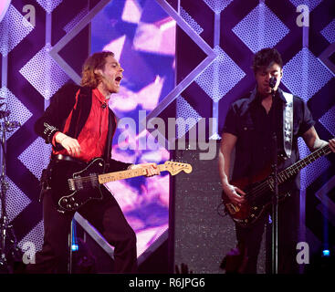 Philadelphia, Pennsylvania, USA. 5 Dic 2018. - Luca Hemmings e Michael Clifford di 5 secondi di estate eseguire sul palco durante il Q102's Jingle Ball 2018 a Wells Fargo Center su dicembre 5, 2018 a Philadelphia, Pennsylvania. Credito: MediaPunch Inc/Alamy Live News Foto Stock