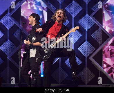 Philadelphia, Pennsylvania, USA. 5 Dic 2018. - Luca Hemmings e Michael Clifford di 5 secondi di estate eseguire sul palco durante il Q102's Jingle Ball 2018 a Wells Fargo Center su dicembre 5, 2018 a Philadelphia, Pennsylvania. Credito: MediaPunch Inc/Alamy Live News Foto Stock