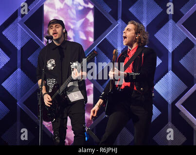 Philadelphia, Pennsylvania, USA. 5 Dic 2018. - Luca Hemmings e Michael Clifford di 5 secondi di estate eseguire sul palco durante il Q102's Jingle Ball 2018 a Wells Fargo Center su dicembre 5, 2018 a Philadelphia, Pennsylvania. Credito: MediaPunch Inc/Alamy Live News Foto Stock