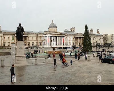 Trafalgar Square, Londra, Regno Unito. 5 Dic, 2018. Le persone sono considerate in Trafalgar Square su un sordo e nuvoloso giorno come una nuova treccia di Natale è installato. Credito: Dinendra Haria/Alamy Live News Foto Stock