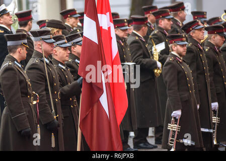 Riga, Lettonia. 06 Dic, 2018. Arrivando alla visita ufficiale in Lettonia di Sua Altezza Reale il principe ereditario di Danimarca Frederik e Sua Altezza Reale la Principessa Maria Elisabetta di Danimarca. Credito: Gints Ivuskans/Alamy Live News Foto Stock