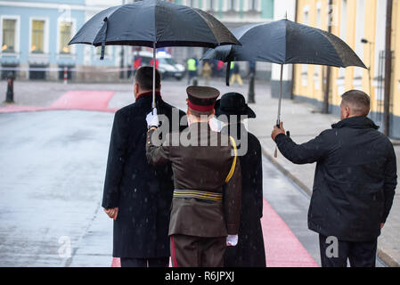 Riga, Lettonia. 06 Dic, 2018. Arrivando alla visita ufficiale in Lettonia di Sua Altezza Reale il principe ereditario di Danimarca Frederik e Sua Altezza Reale la Principessa Maria Elisabetta di Danimarca. Credito: Gints Ivuskans/Alamy Live News Foto Stock