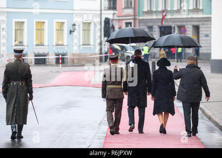 Riga, Lettonia. 06 Dic, 2018. Arrivando alla visita ufficiale in Lettonia di Sua Altezza Reale il principe ereditario di Danimarca Frederik e Sua Altezza Reale la Principessa Maria Elisabetta di Danimarca. Credito: Gints Ivuskans/Alamy Live News Foto Stock