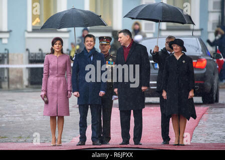 Riga, Lettonia. 06 Dic, 2018. Arrivando alla visita ufficiale in Lettonia di Sua Altezza Reale il principe ereditario di Danimarca Frederik e Sua Altezza Reale la Principessa Maria Elisabetta di Danimarca. Credito: Gints Ivuskans/Alamy Live News Foto Stock