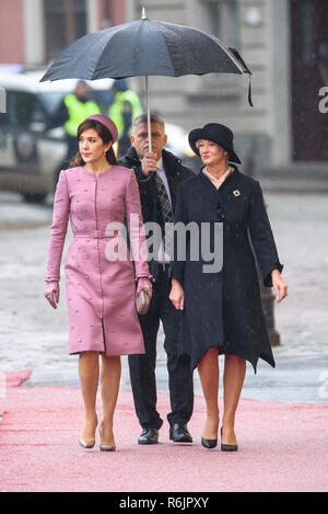 Riga, Lettonia. 06 Dic, 2018. Arrivando alla visita ufficiale in Lettonia di Sua Altezza Reale il principe ereditario di Danimarca Frederik e Sua Altezza Reale la Principessa Maria Elisabetta di Danimarca. Credito: Gints Ivuskans/Alamy Live News Foto Stock