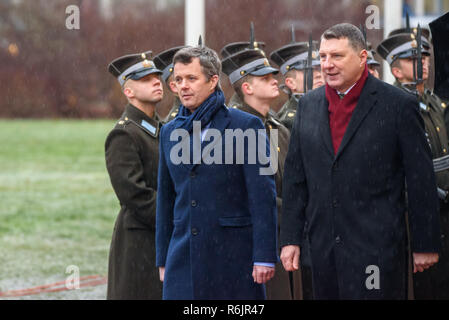 Riga, Lettonia. 06 Dic, 2018. Arrivando alla visita ufficiale in Lettonia di Sua Altezza Reale il principe ereditario di Danimarca Frederik e Sua Altezza Reale la Principessa Maria Elisabetta di Danimarca. Credito: Gints Ivuskans/Alamy Live News Foto Stock