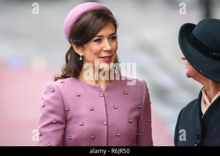 Riga, Lettonia. 06 Dic, 2018. Arrivando alla visita ufficiale in Lettonia di Sua Altezza Reale il principe ereditario di Danimarca Frederik e Sua Altezza Reale la Principessa Maria Elisabetta di Danimarca. Credito: Gints Ivuskans/Alamy Live News Foto Stock