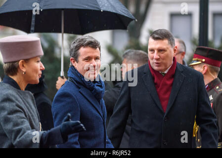 Riga, Lettonia. 06 Dic, 2018. Arrivando alla visita ufficiale in Lettonia di Sua Altezza Reale il principe ereditario di Danimarca Frederik e Sua Altezza Reale la Principessa Maria Elisabetta di Danimarca. Credito: Gints Ivuskans/Alamy Live News Foto Stock