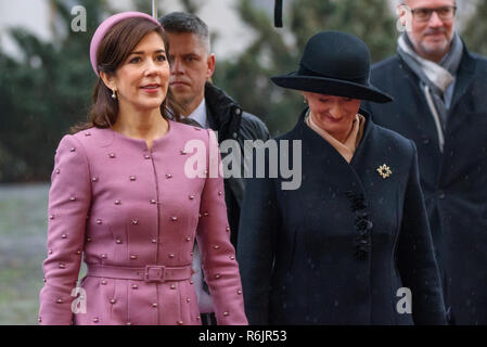 Riga, Lettonia. 06 Dic, 2018. Arrivando alla visita ufficiale in Lettonia di Sua Altezza Reale il principe ereditario di Danimarca Frederik e Sua Altezza Reale la Principessa Maria Elisabetta di Danimarca. Credito: Gints Ivuskans/Alamy Live News Foto Stock