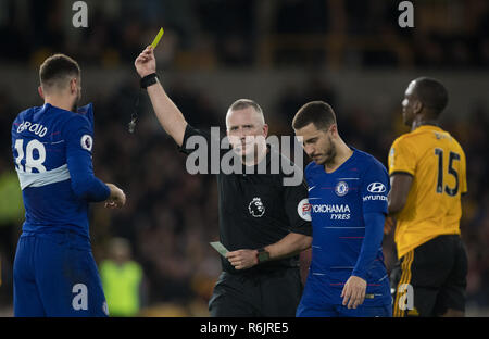 Wolverhampton, Regno Unito. 5 Dic, 2018. Arbitro Jonathan Moss mostra Olivier GIROUD di Chelsea scheda gialla durante il match di Premier League tra Wolverhampton Wanderers e Chelsea al Molineux, Wolverhampton, in Inghilterra il 5 dicembre 2018. Foto di Andy Rowland. Credito: Andrew Rowland/Alamy Live News Foto Stock