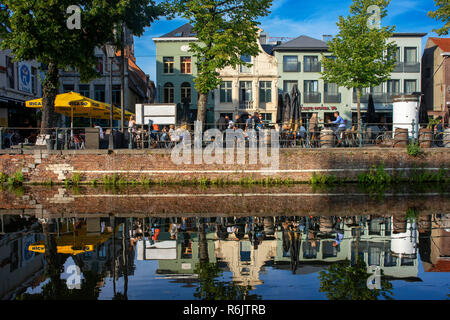 Fiume tavoli laterali sul Vismarkt, Mechelen, Belgio. La facciata della casa esterno nel canale navigabile canale barca. Fiume Dijle. Foto Stock